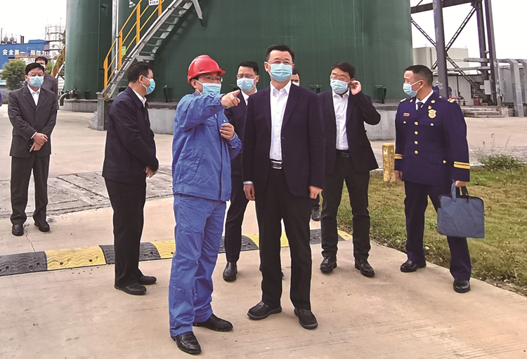 庄悦群副书记一行莅临半岛在线注册树脂公司检查(3)_看图王_副本.jpg